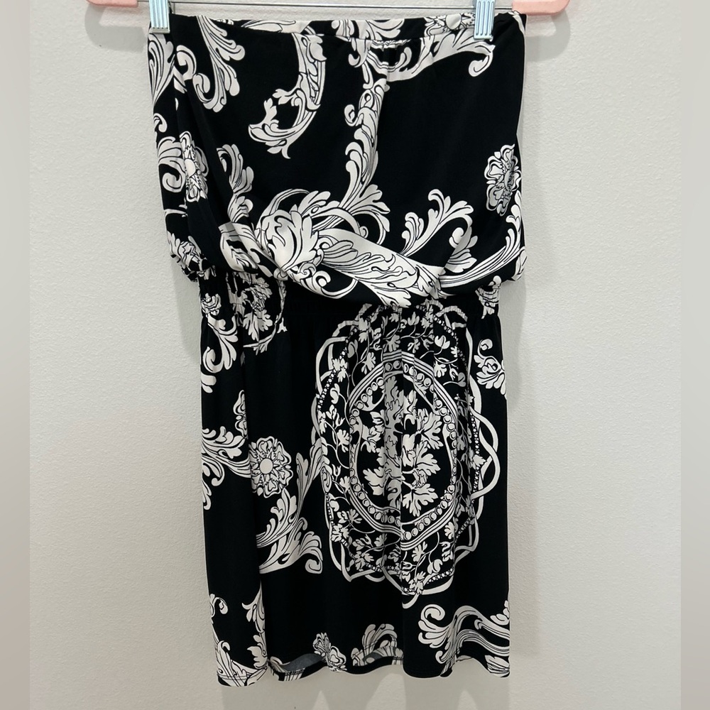 Black house white market dress. Strapless
Size XS